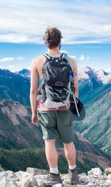 Турист на вершине горы