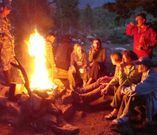 Туристы вокруг костра